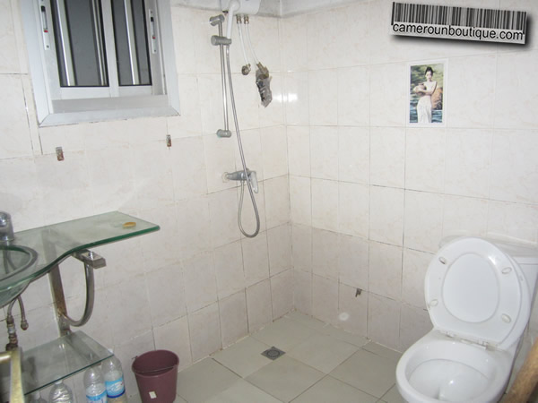 Salle de bain logement meublé Yaoundé Nkomo Résidence des palmiers