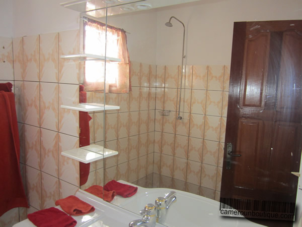 Salle de bain appartement meublé Yaoundé Ekié