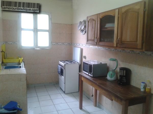 Cuisine Appartement F3 meublé 2 chambres à louer à Douala Bonapriso
