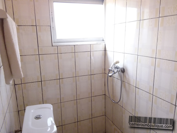 Salle bain Studio meublé climatisé à louer à Yaoundé Nsam Garanti