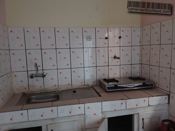 Cuisine Studio meublé climatisé à louer à Yaoundé Nsam Garanti
