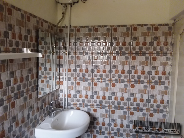 Salle de bain Appartement meublé climatisé 2 chambres à louer à Yaoundé Nsam Garanti