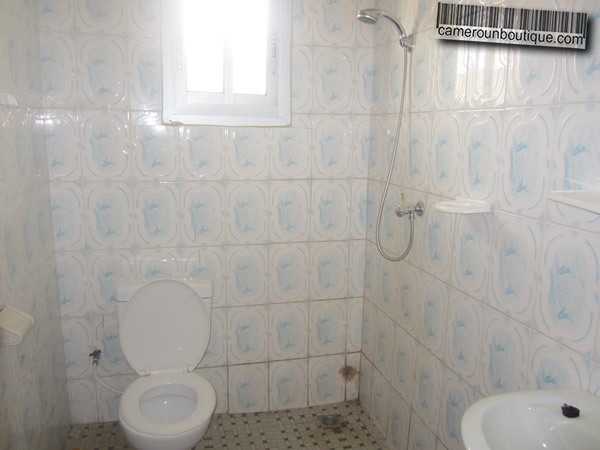Salle de bain appartement meublé Yaoundé Odza Auberge Bleue