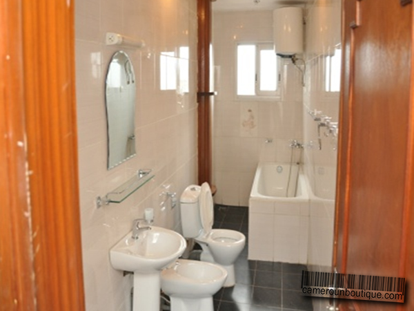 Salle de bain appartement meublé Douala Akwa
