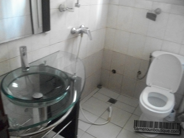Salle de bain appartement meublé Yaoundé Nkomo Résidence des palmiers