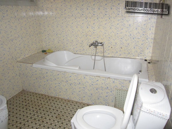 Salle de bain studio meublé à louer à Yaoundé Biteng