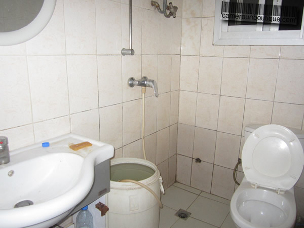 Salle de bain appartement meublé Yaoundé Nkomo Résidence des palmiers