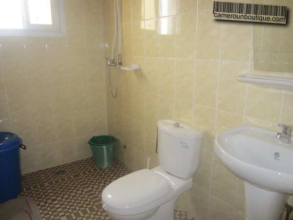 Salle de bain studio meublé à louer Yaoundé Tropicana
