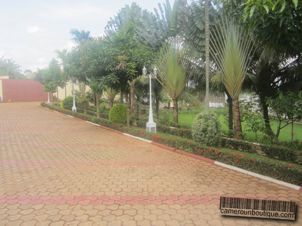 Location esplanade Yaoundé Ekoumdoum