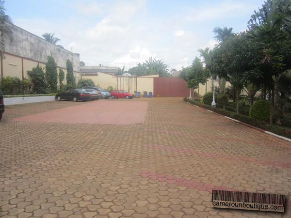 Location esplanade Yaoundé Ekoumdoum