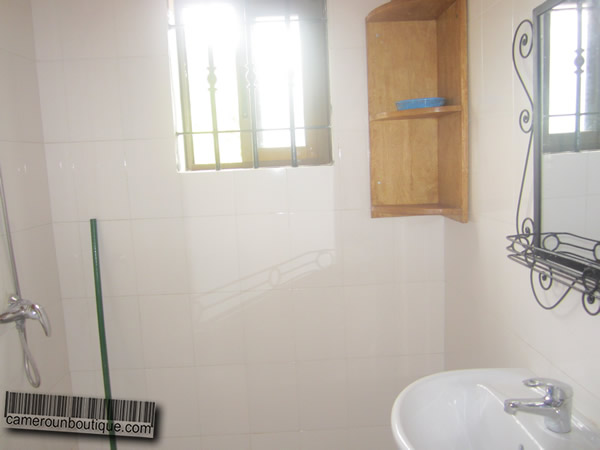 Salle de bain studio meublé à Nkol Bison Yaoundé