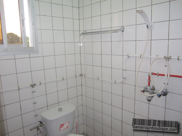 Salle de bain appartement meublé Yaoundé Nlongkak Mballa 2
