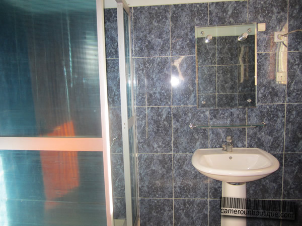 Salle de bain appartement meublé Yaoundé Elig Essono