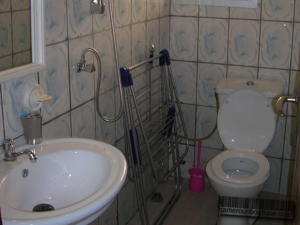 Salle de bain appartement meublé Douala Akwa
