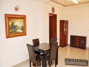 Salle à manger appartement meublé Douala Akwa
