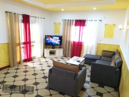 Salon appartement meublé climatisé à Essos à Yaoundé