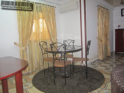 Salle à manger appartement meublé Yaoundé Nlongkak Mballa 2